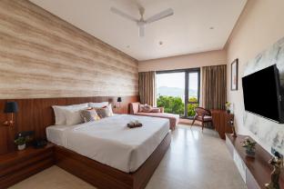 pinnacle udaipur boutique rooftop pool hotel near the lakes