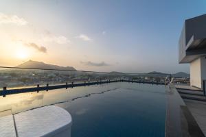 pinnacle udaipur boutique rooftop pool hotel near the lakes