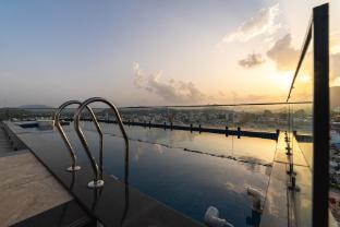 pinnacle udaipur boutique rooftop pool hotel near the lakes
