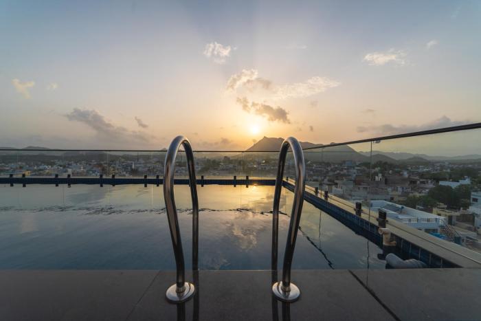 pinnacle udaipur boutique rooftop pool hotel near the lakes