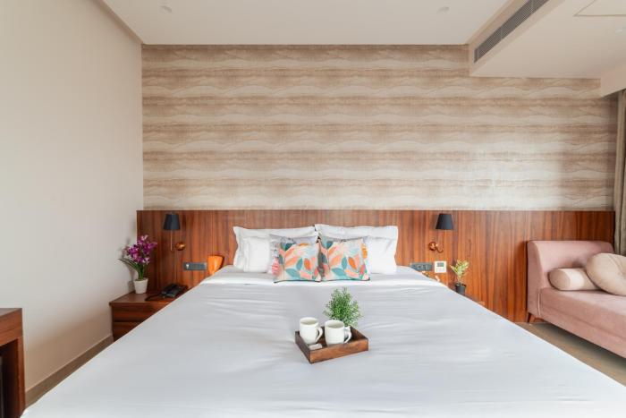 pinnacle udaipur boutique rooftop pool hotel near the lakes