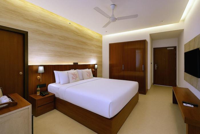 pinnacle udaipur boutique rooftop pool hotel near the lakes