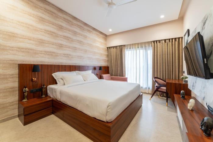 pinnacle udaipur boutique rooftop pool hotel near the lakes