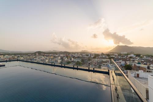 pinnacle udaipur boutique rooftop pool hotel near the lakes