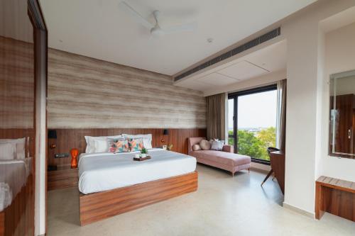 pinnacle udaipur boutique rooftop pool hotel near the lakes