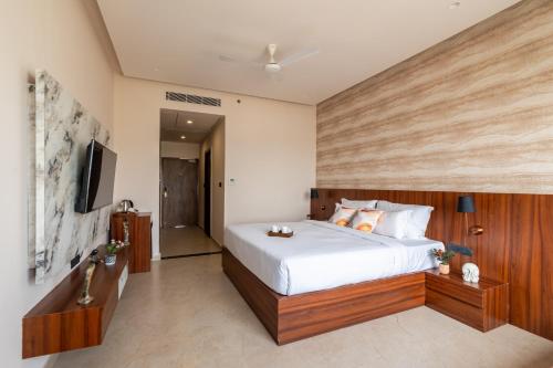 pinnacle udaipur boutique rooftop pool hotel near the lakes