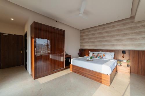 pinnacle udaipur boutique rooftop pool hotel near the lakes