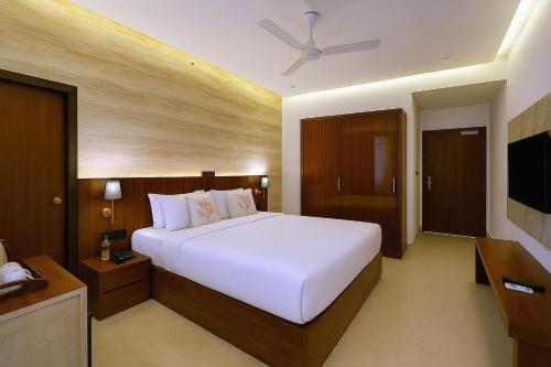 pinnacle udaipur boutique rooftop pool hotel near the lakes