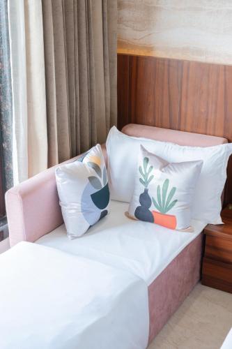 pinnacle udaipur boutique rooftop pool hotel near the lakes