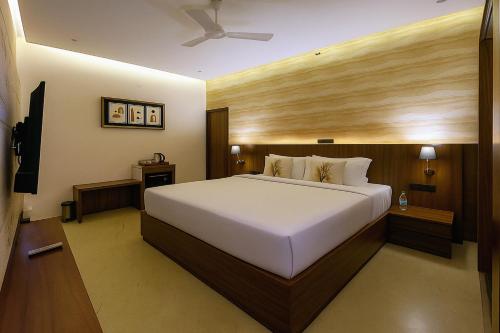 pinnacle udaipur boutique rooftop pool hotel near the lakes