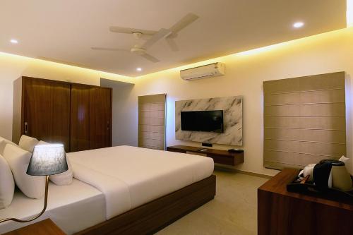pinnacle udaipur boutique rooftop pool hotel near the lakes