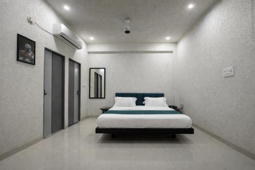 Hotel Blueberry Bhedaghat,,2 star