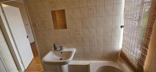 elegant 1 bed flat sleeps 5 london nw6 5 mins to jubilee bakerloo and overground lines