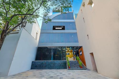 super townhouse oak banjara hills hyderabad
