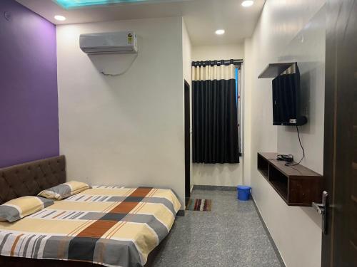 Mayur Palace,,3 star