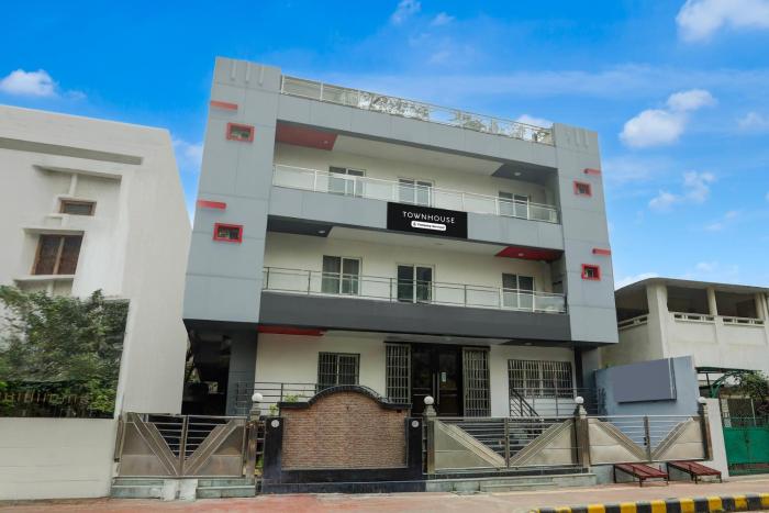 super townhouse mumfordganj fountain crossing formerly aps inn