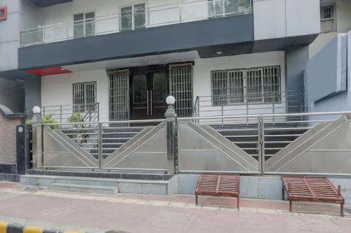 super townhouse mumfordganj fountain crossing formerly aps inn