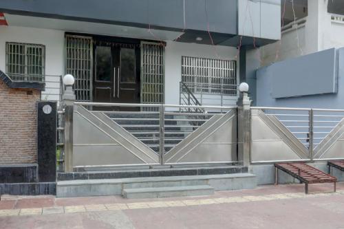 super townhouse mumfordganj fountain crossing formerly aps inn