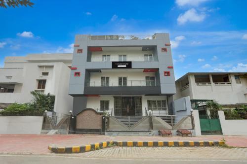 super townhouse mumfordganj fountain crossing formerly aps inn