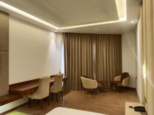 hotel maharaja crest