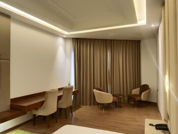 hotel maharaja crest