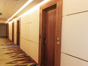 hotel maharaja crest