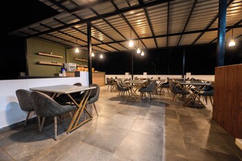royal 78 backpackers bar and restaurant