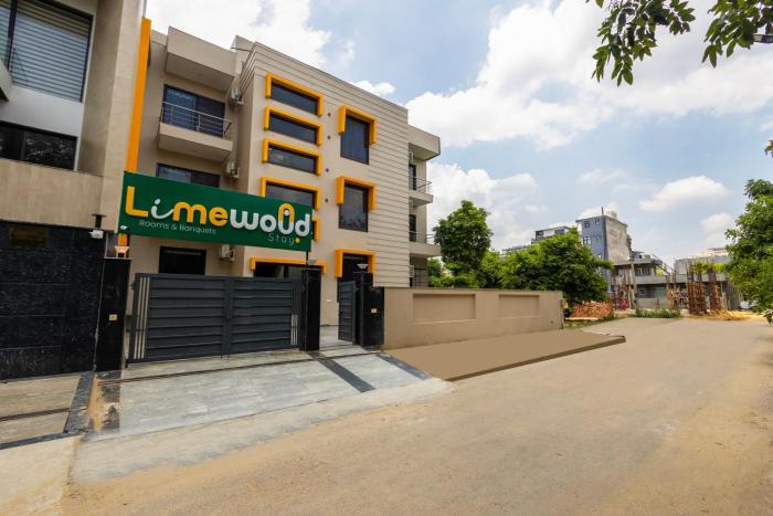 limewood stay premier golf course road sector 42