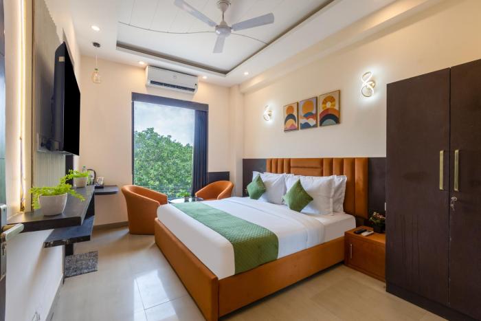 limewood stay premier golf course road sector 42