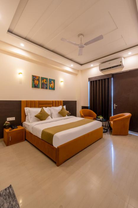 limewood stay premier golf course road sector 42