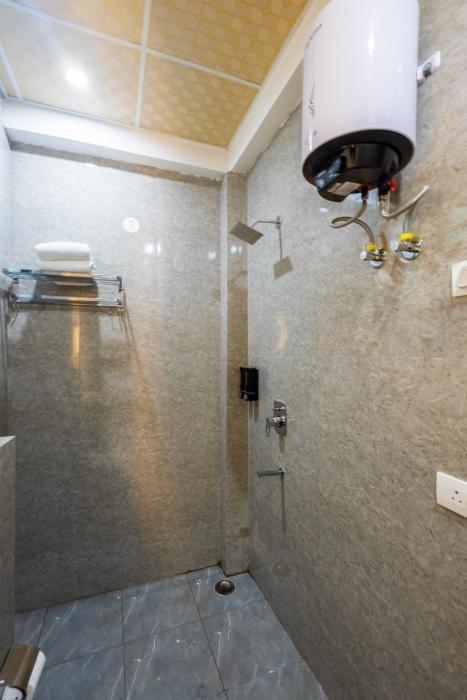 limewood stay premier golf course road sector 42