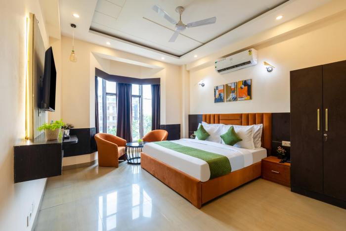 limewood stay premier golf course road sector 42