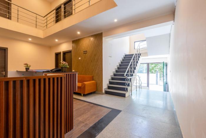 limewood stay premier golf course road sector 42