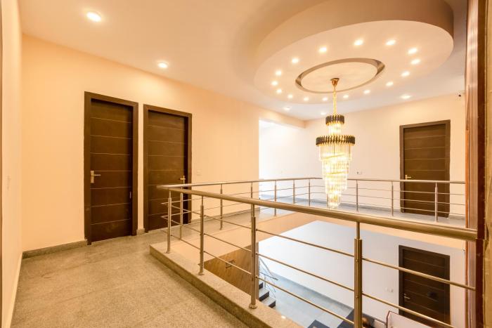 limewood stay premier golf course road sector 42