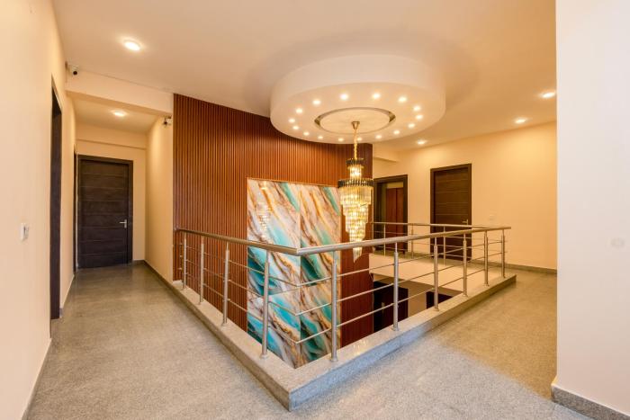 limewood stay premier golf course road sector 42