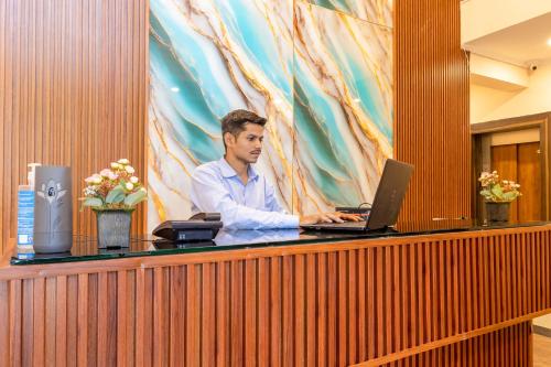 limewood stay premier golf course road sector 42
