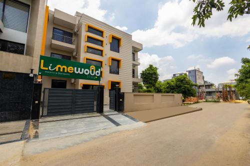 limewood stay premier golf course road sector 42