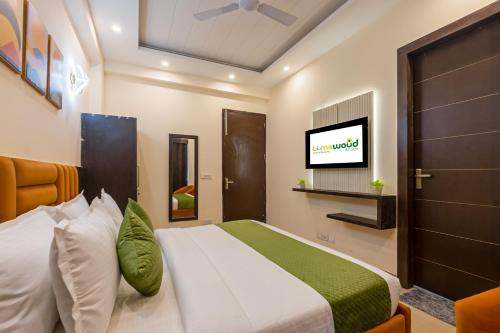 limewood stay premier golf course road sector 42