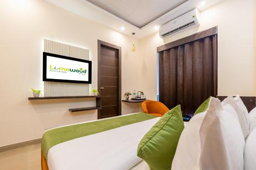 limewood stay premier golf course road sector 42