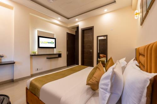limewood stay premier golf course road sector 42