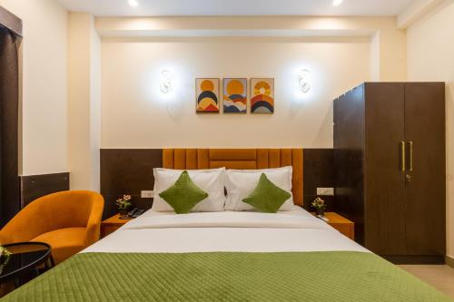 limewood stay premier golf course road sector 42