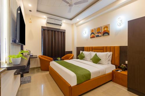limewood stay premier golf course road sector 42