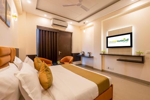 limewood stay premier golf course road sector 42