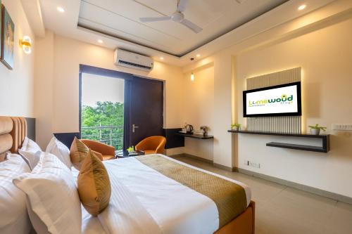 limewood stay premier golf course road sector 42
