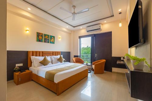 limewood stay premier golf course road sector 42