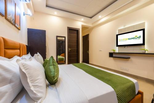 limewood stay premier golf course road sector 42