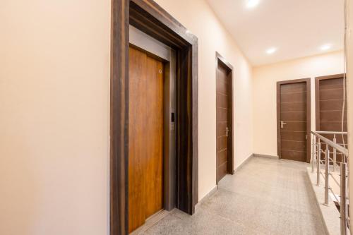 limewood stay premier golf course road sector 42