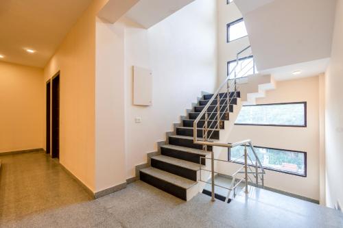 limewood stay premier golf course road sector 42