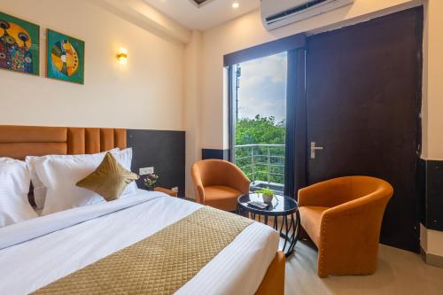 limewood stay premier golf course road sector 42