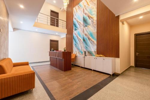 limewood stay premier golf course road sector 42